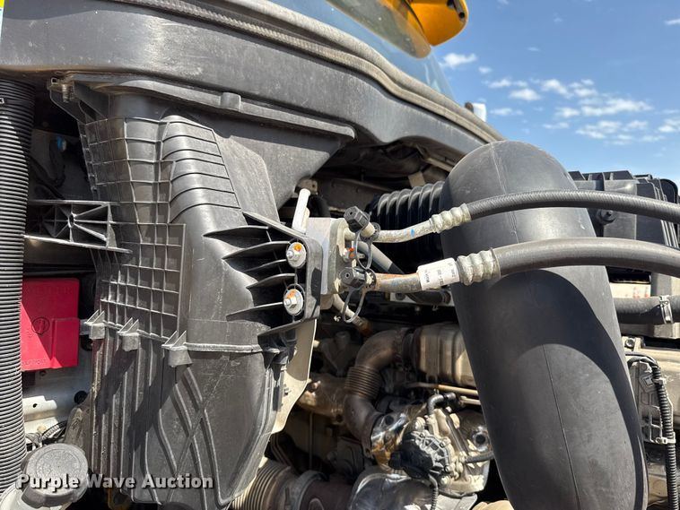 image for item ET6426 2023 Freightliner Cascadia 126 semi truck