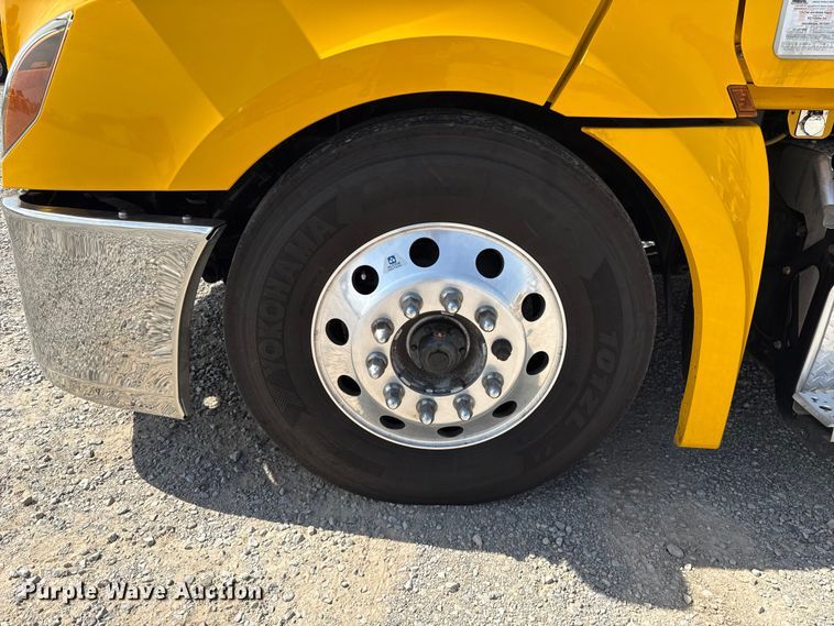 image for item ET6426 2023 Freightliner Cascadia 126 semi truck