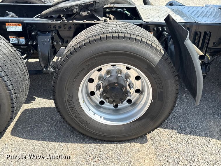 image for item ET6426 2023 Freightliner Cascadia 126 semi truck