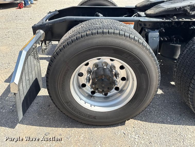 image for item ET6426 2023 Freightliner Cascadia 126 semi truck