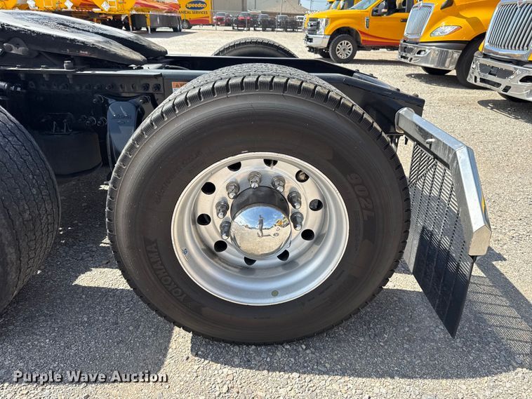 image for item ET6426 2023 Freightliner Cascadia 126 semi truck