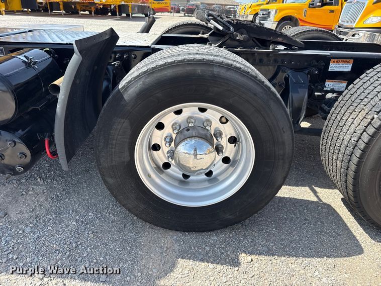 image for item ET6426 2023 Freightliner Cascadia 126 semi truck