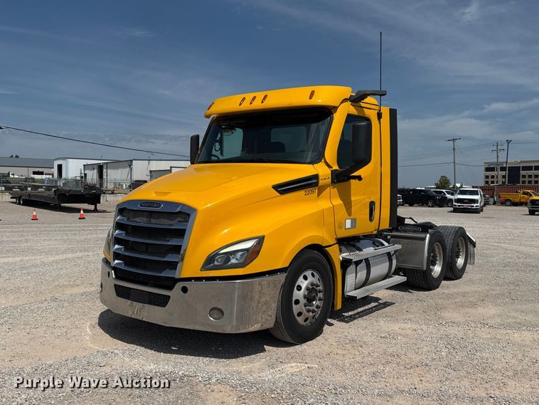 image for item ET6427 2022 Freightliner Cascadia 126 semi truck