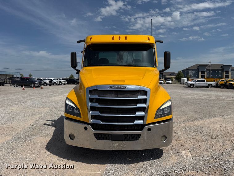 image for item ET6427 2022 Freightliner Cascadia 126 semi truck