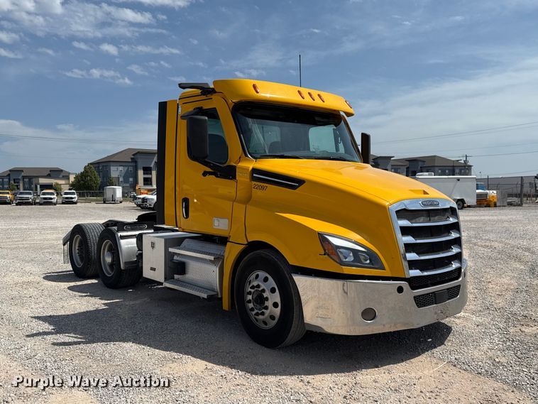 image for item ET6427 2022 Freightliner Cascadia 126 semi truck