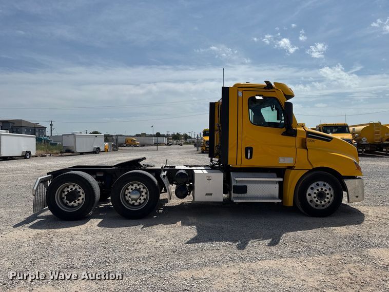 image for item ET6427 2022 Freightliner Cascadia 126 semi truck