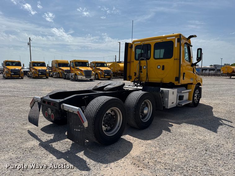 image for item ET6427 2022 Freightliner Cascadia 126 semi truck