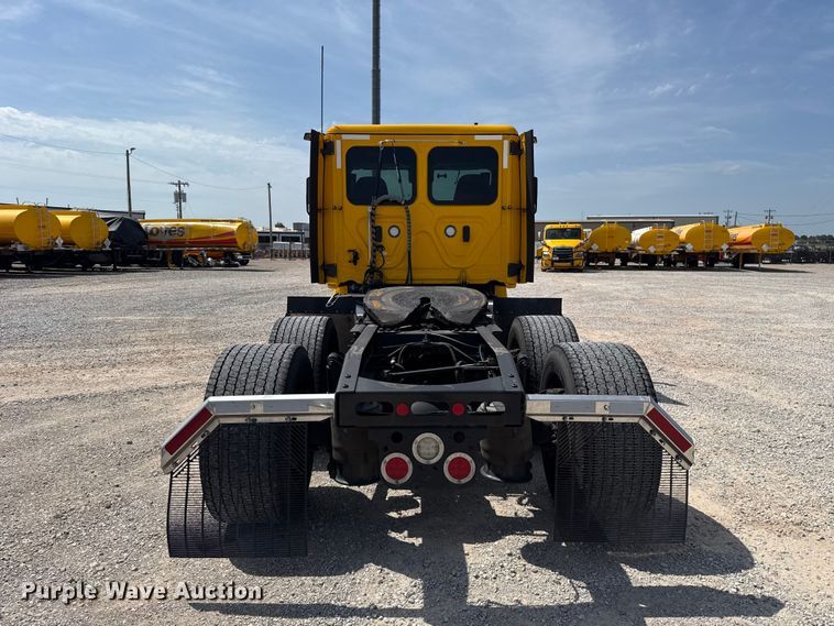 image for item ET6427 2022 Freightliner Cascadia 126 semi truck