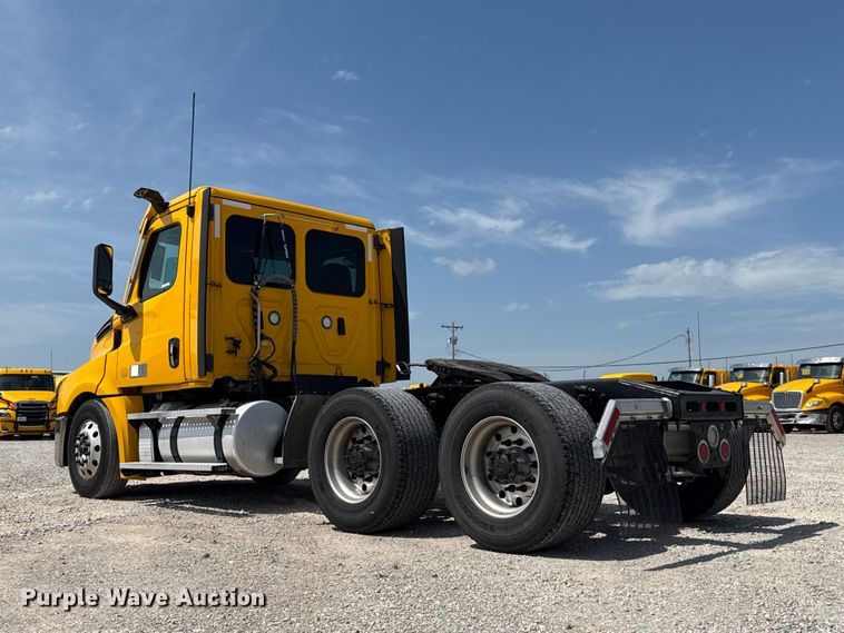 image for item ET6427 2022 Freightliner Cascadia 126 semi truck
