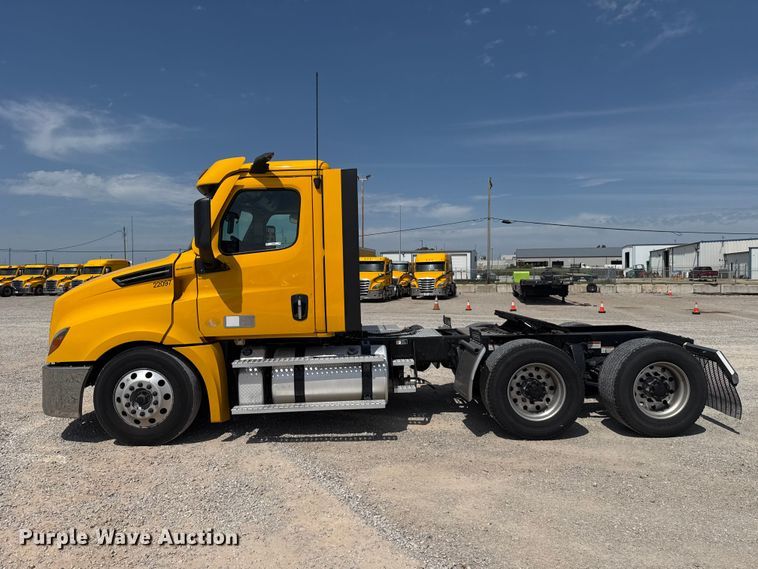 image for item ET6427 2022 Freightliner Cascadia 126 semi truck