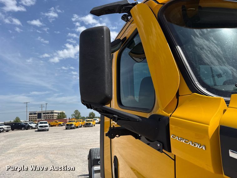 image for item ET6427 2022 Freightliner Cascadia 126 semi truck