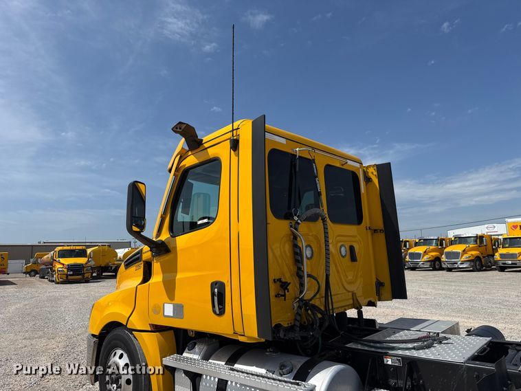 image for item ET6427 2022 Freightliner Cascadia 126 semi truck