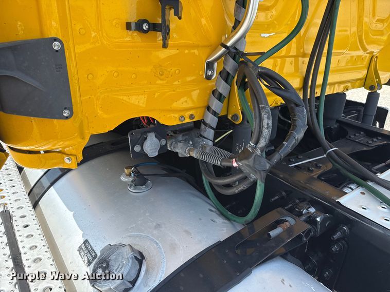 image for item ET6427 2022 Freightliner Cascadia 126 semi truck