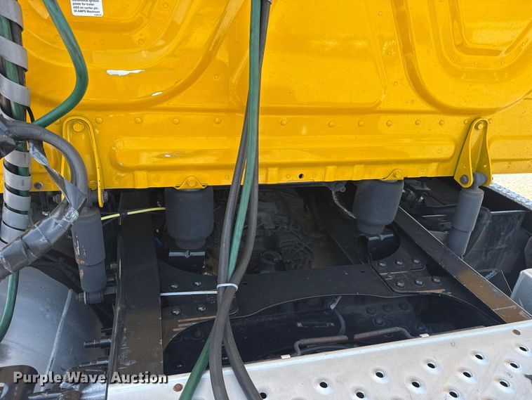 image for item ET6427 2022 Freightliner Cascadia 126 semi truck
