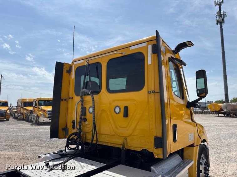 image for item ET6427 2022 Freightliner Cascadia 126 semi truck
