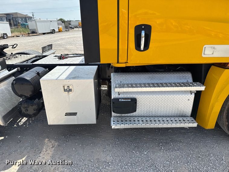 image for item ET6427 2022 Freightliner Cascadia 126 semi truck