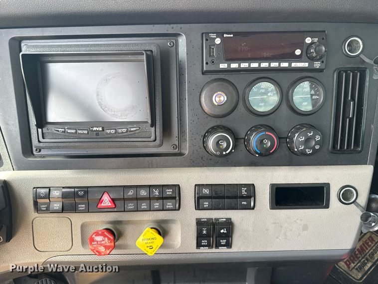 image for item ET6427 2022 Freightliner Cascadia 126 semi truck