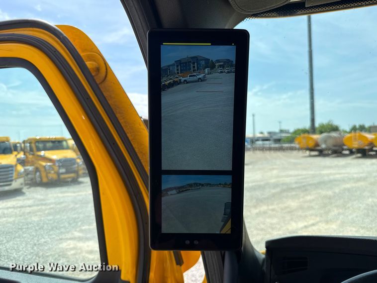 image for item ET6427 2022 Freightliner Cascadia 126 semi truck