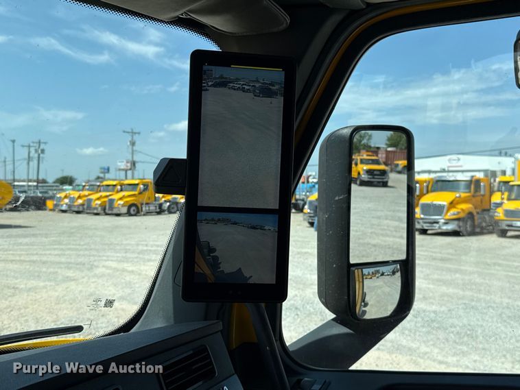 image for item ET6427 2022 Freightliner Cascadia 126 semi truck
