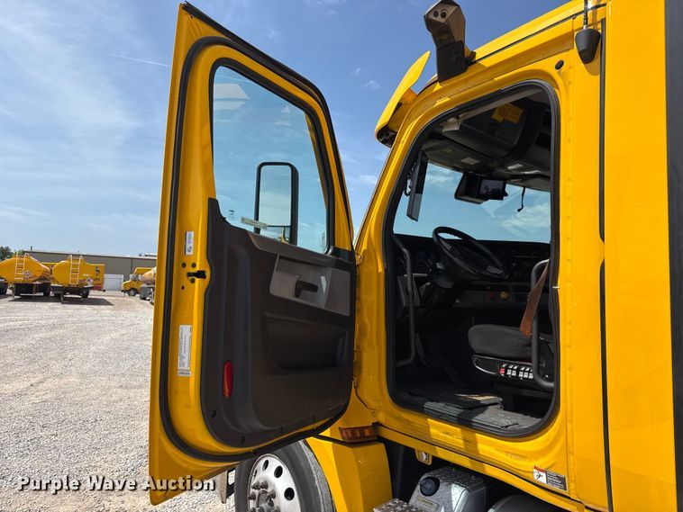 image for item ET6427 2022 Freightliner Cascadia 126 semi truck