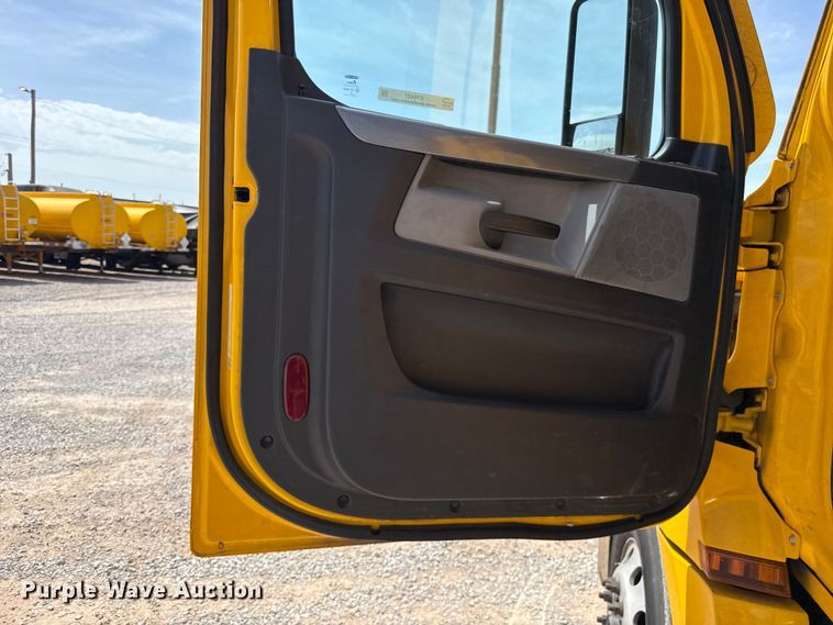 image for item ET6427 2022 Freightliner Cascadia 126 semi truck