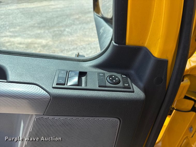 image for item ET6427 2022 Freightliner Cascadia 126 semi truck