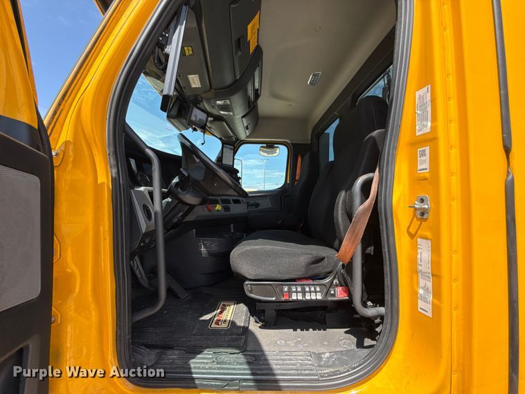 image for item ET6427 2022 Freightliner Cascadia 126 semi truck