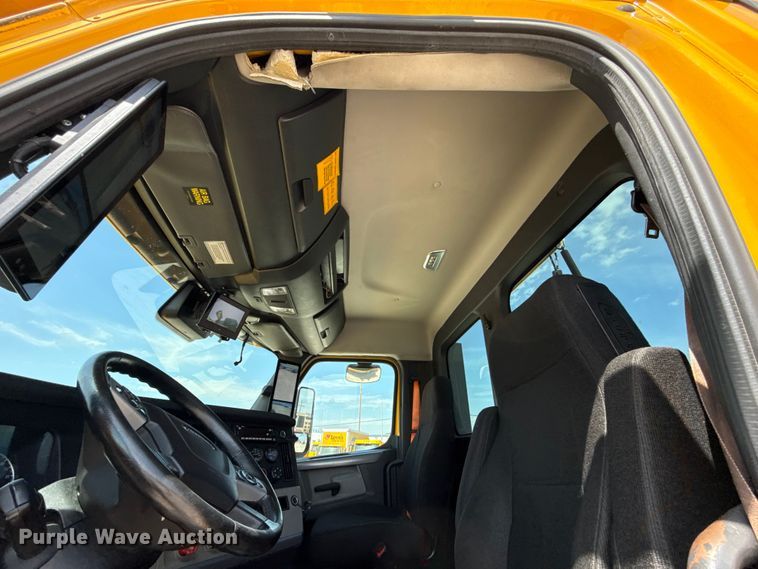 image for item ET6427 2022 Freightliner Cascadia 126 semi truck