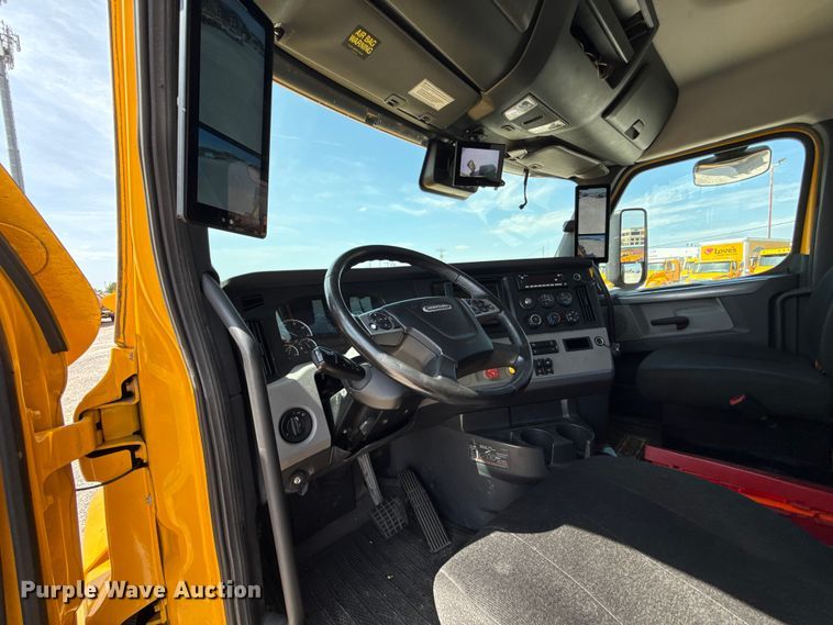 image for item ET6427 2022 Freightliner Cascadia 126 semi truck
