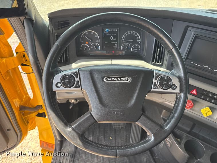 image for item ET6427 2022 Freightliner Cascadia 126 semi truck