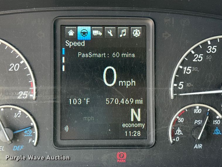 image for item ET6427 2022 Freightliner Cascadia 126 semi truck