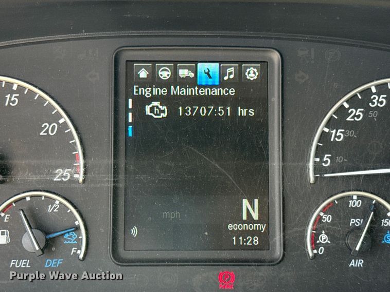 image for item ET6427 2022 Freightliner Cascadia 126 semi truck