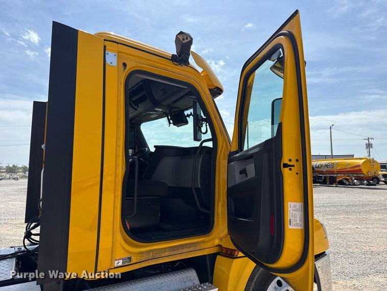 image for item ET6427 2022 Freightliner Cascadia 126 semi truck