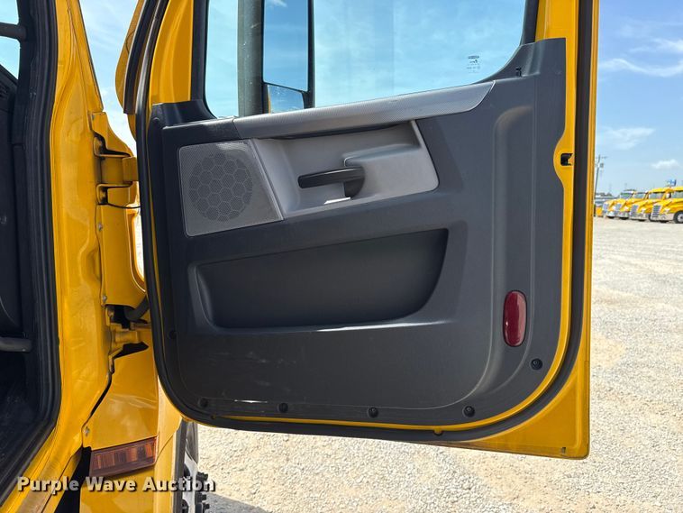 image for item ET6427 2022 Freightliner Cascadia 126 semi truck
