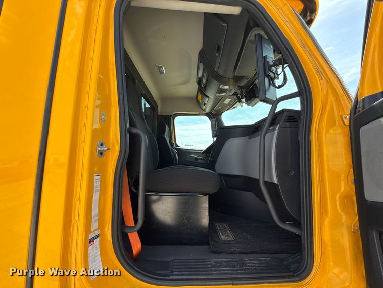 image for item ET6427 2022 Freightliner Cascadia 126 semi truck