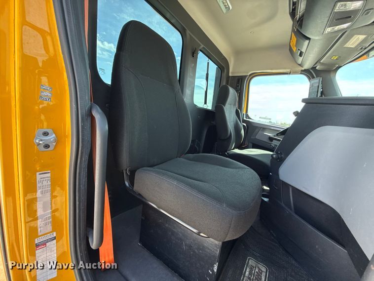 image for item ET6427 2022 Freightliner Cascadia 126 semi truck