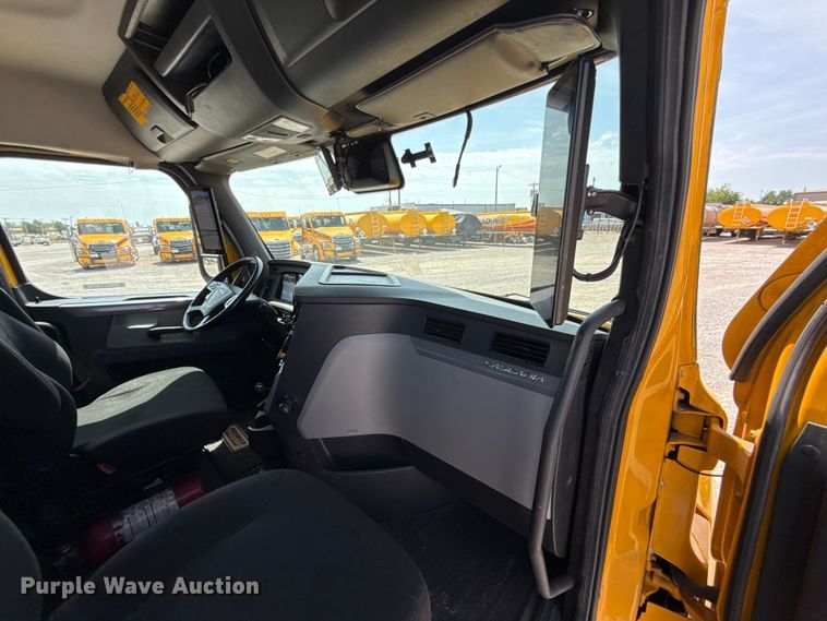 image for item ET6427 2022 Freightliner Cascadia 126 semi truck