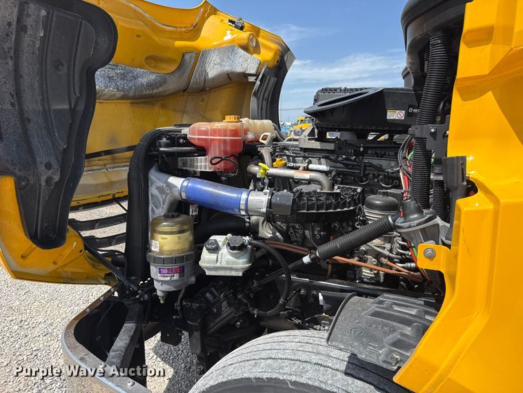 image for item ET6427 2022 Freightliner Cascadia 126 semi truck