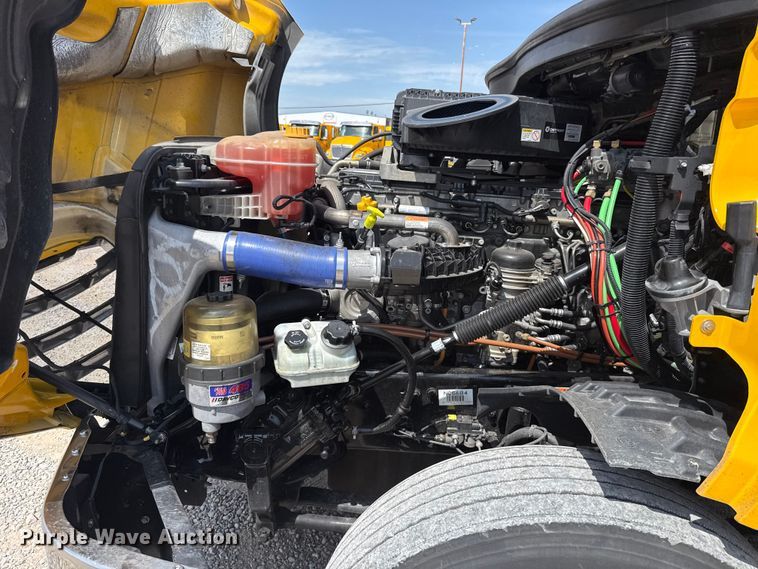 image for item ET6427 2022 Freightliner Cascadia 126 semi truck