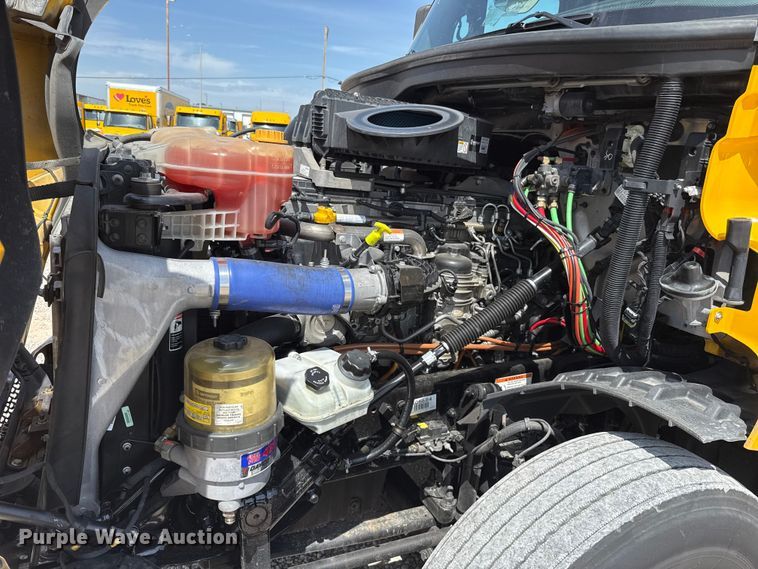 image for item ET6427 2022 Freightliner Cascadia 126 semi truck