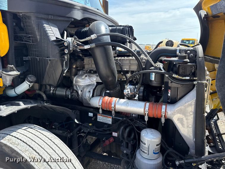 image for item ET6427 2022 Freightliner Cascadia 126 semi truck