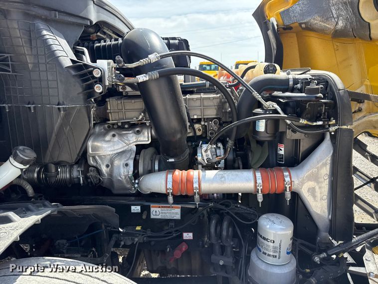 image for item ET6427 2022 Freightliner Cascadia 126 semi truck