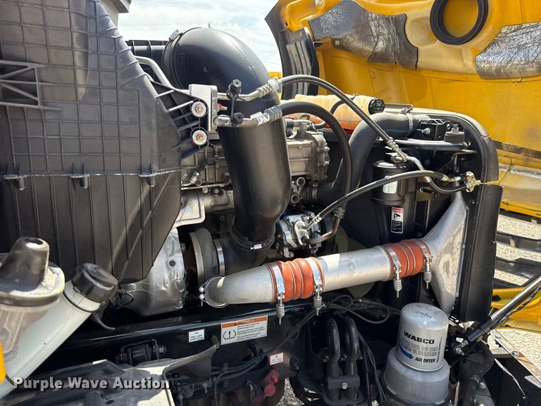 image for item ET6427 2022 Freightliner Cascadia 126 semi truck