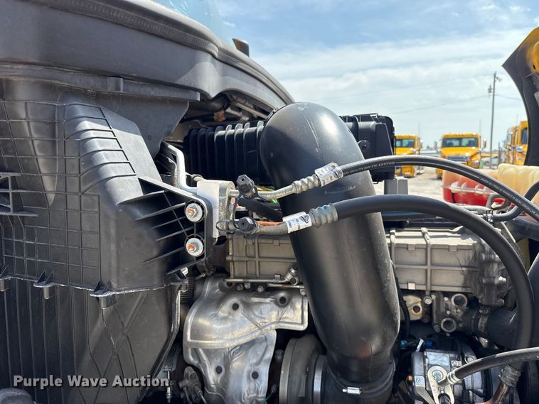 image for item ET6427 2022 Freightliner Cascadia 126 semi truck
