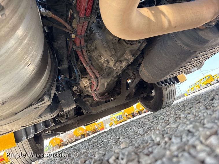 image for item ET6427 2022 Freightliner Cascadia 126 semi truck
