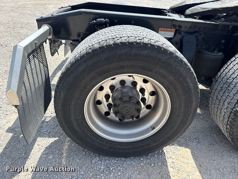 image for item ET6427 2022 Freightliner Cascadia 126 semi truck