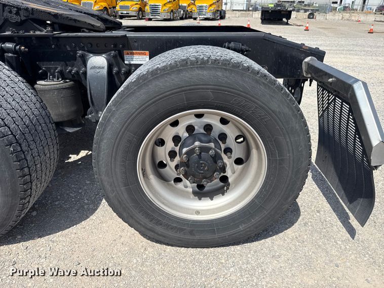 image for item ET6427 2022 Freightliner Cascadia 126 semi truck