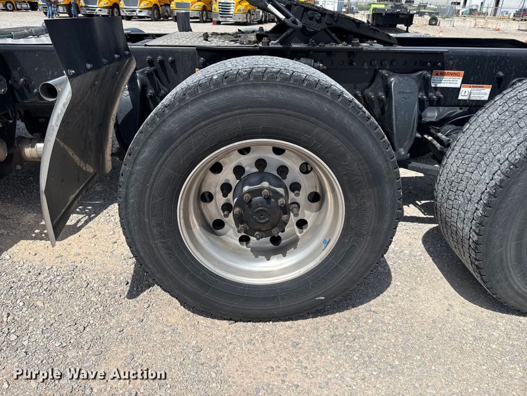 image for item ET6427 2022 Freightliner Cascadia 126 semi truck