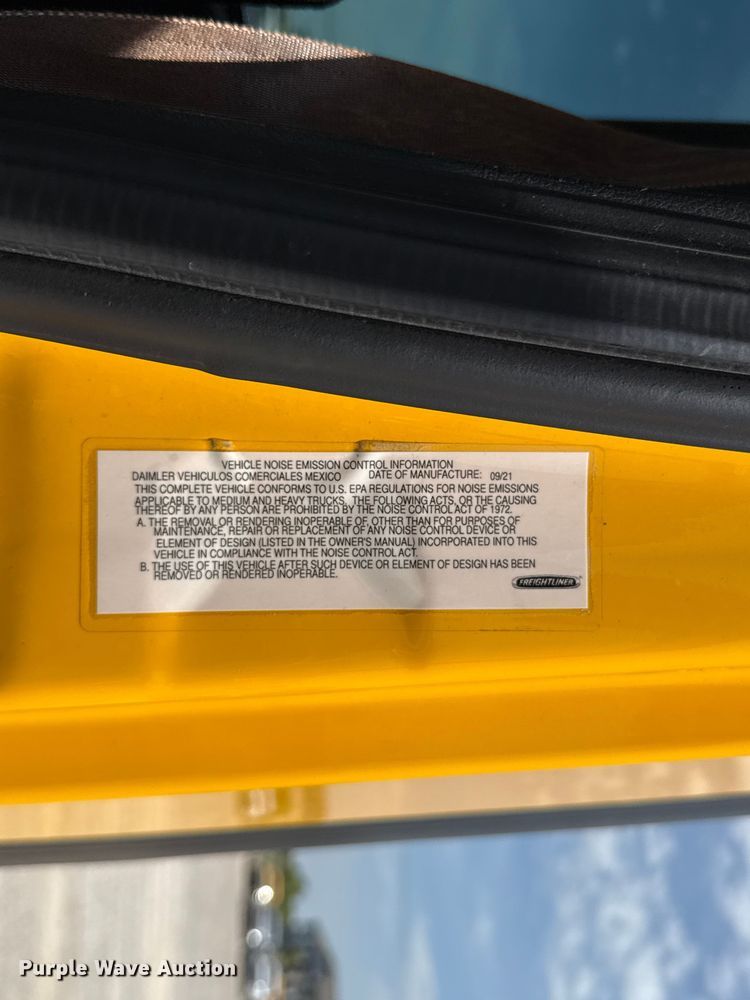 image for item ET6427 2022 Freightliner Cascadia 126 semi truck