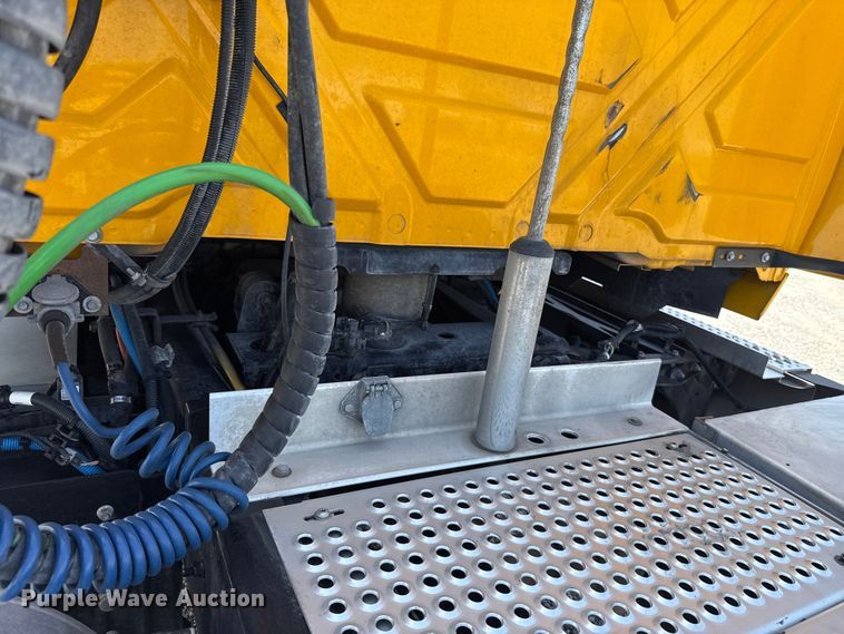 image for item ET6428 2024 International LT625 semi truck